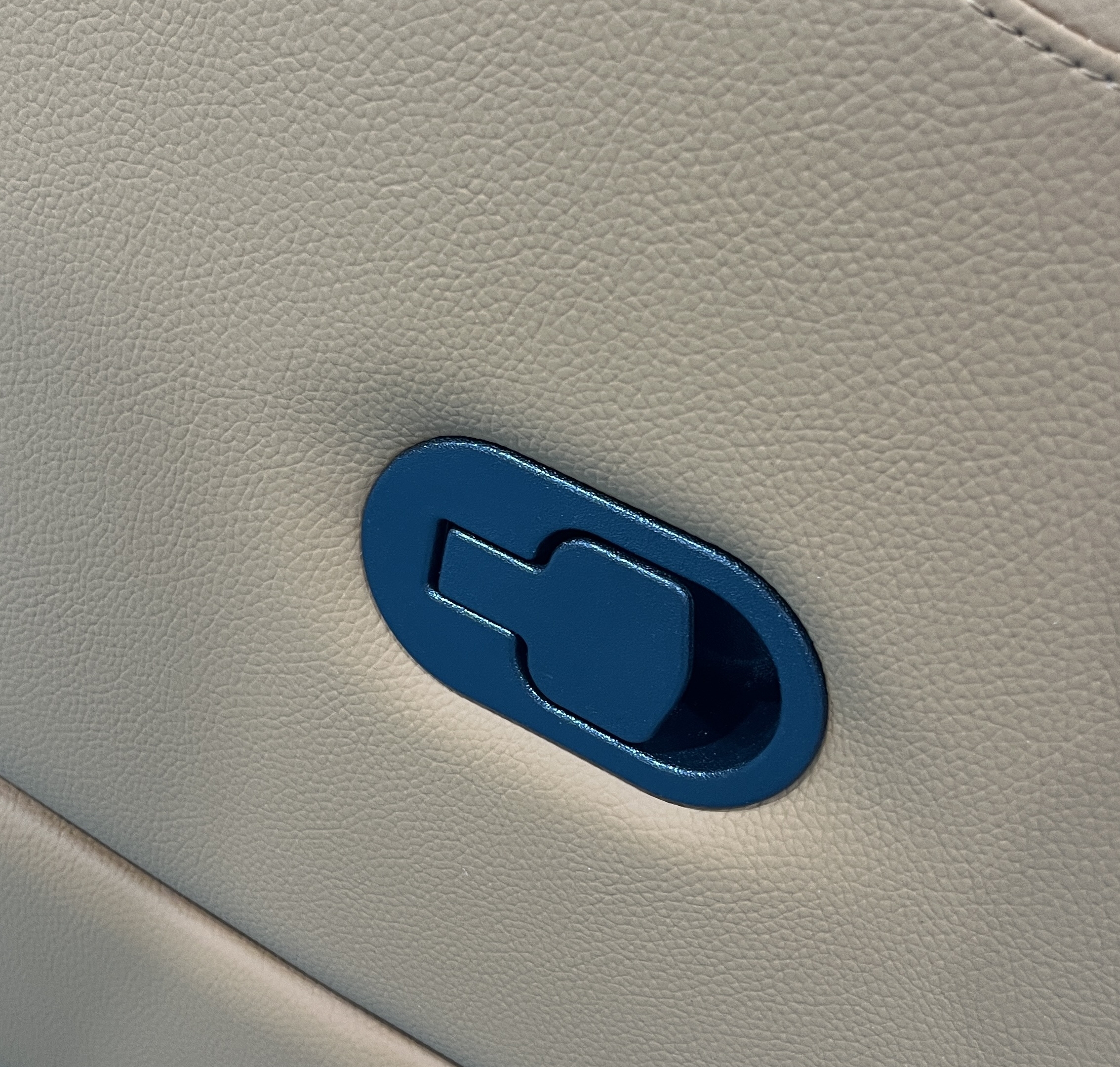 Manual reclining handle detail